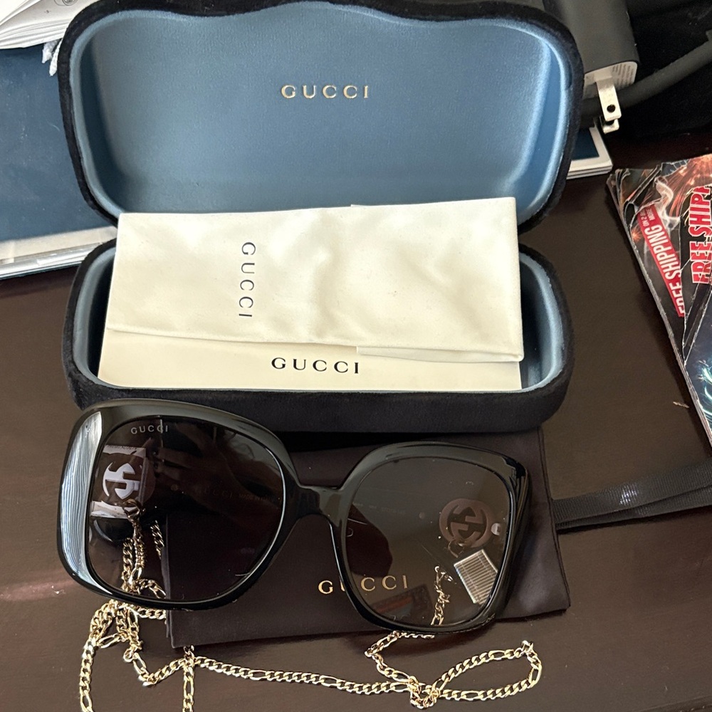 Gucci Elegant Black Sunglasses for Women with velvet case. - Picture 3 of 4